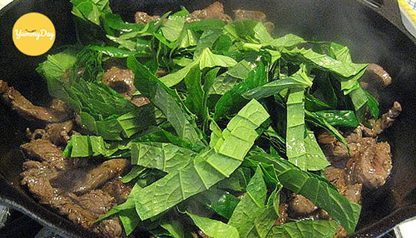 Cho lá lốt vào xào