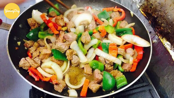 Thịt bò với ớt chuông cà chua bi đậm vị
