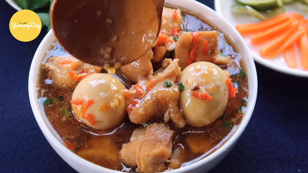 Có thể kho thịt gà với trứng cút