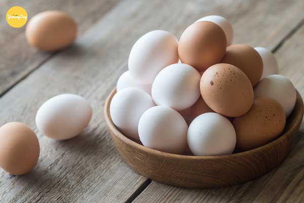 Chuẩn bị trứng gà để luộc