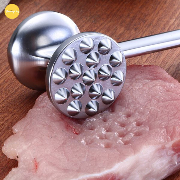 Dùng công cụ để đập nhẹ nhàng lên miếng thịt