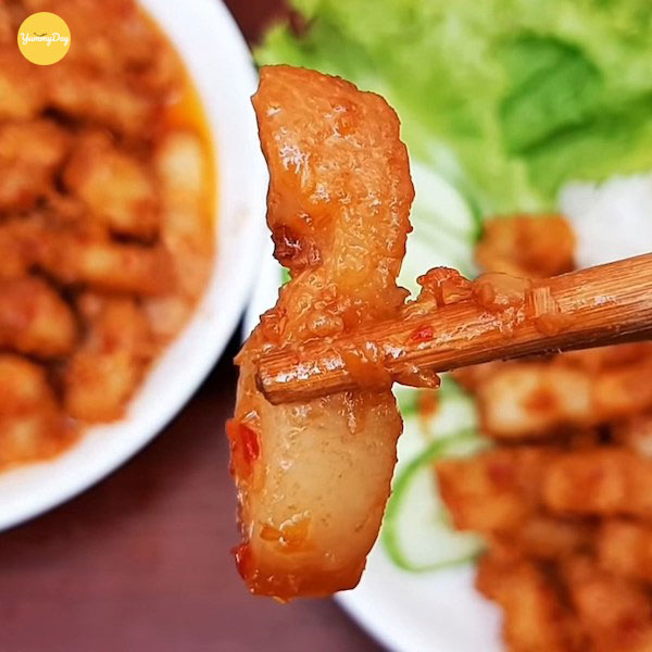 Miếng thịt heo kho sả vô cùng thơm ngon