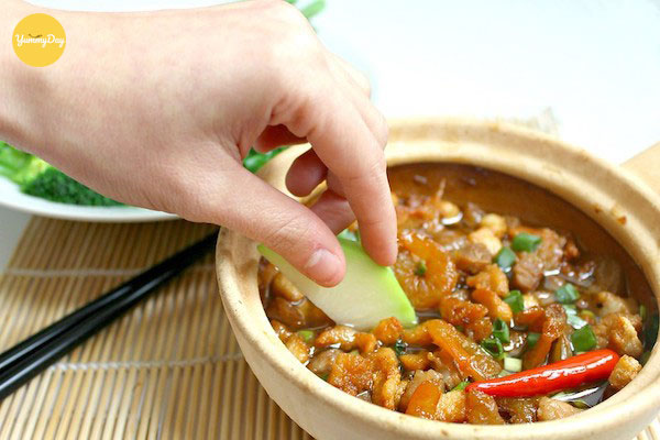 Chấm một miếng thịt heo kho quẹt ngon tê tái cõi lòng
