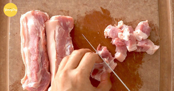 Cắt thịt thành những miếng vừa ăn