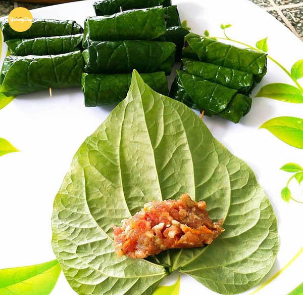 Những cuộn thịt heo lá lốt đang dần được hoàn thành