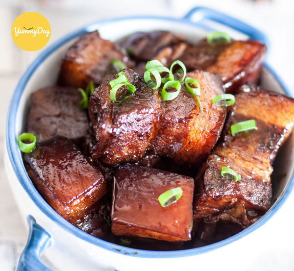 Heo quay kho nước tương đặc sắc