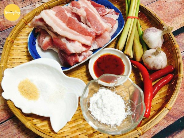 Nguyên liệu cần chuẩn bị cho món thịt heo xào sả ớt
