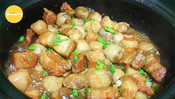Cho nấm rơm vào và kho tiếp