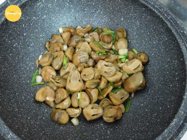 Xào sơ nấm rơm trước