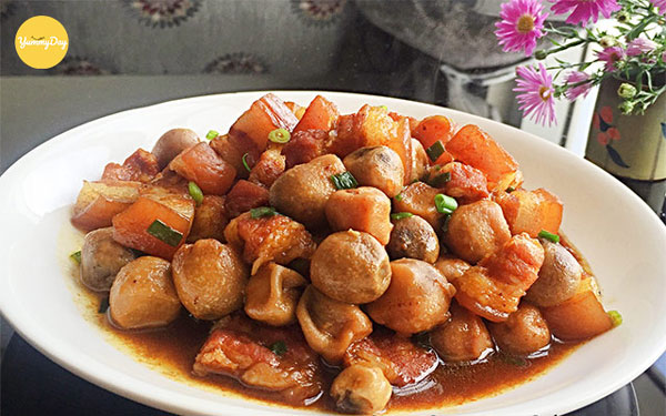 Thịt kho nấm rơm thơm ngon tuyệt vời