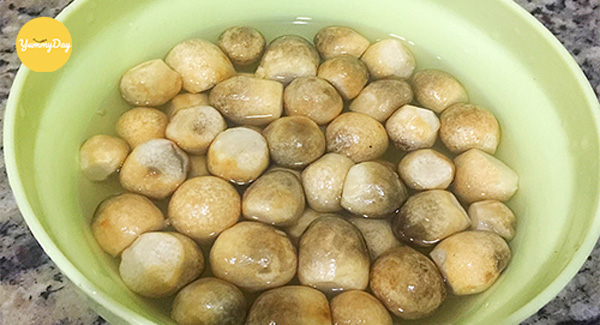 Nấm rơm ngâm với nước muối loãng