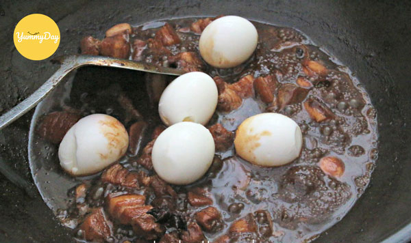 Cho trứng vào và kho cùng với thịt