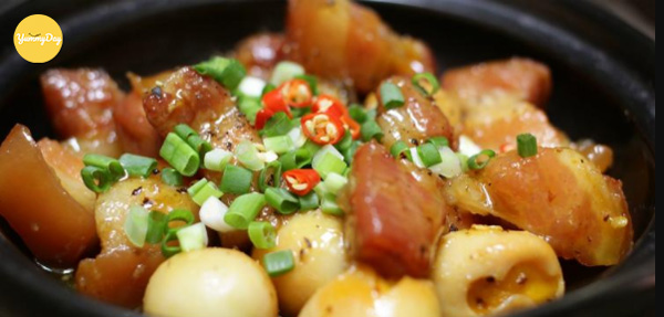 Thêm hành lá và ớt đỏ cho màu sắc bắt mắt
