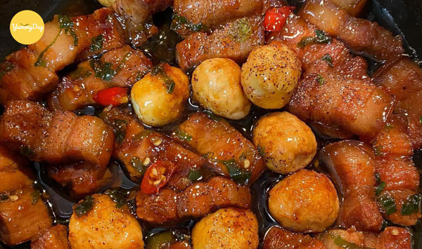 Kho thịt với trứng cút đậm đà