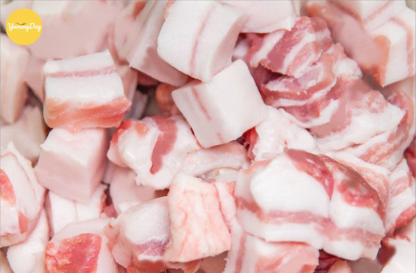 Cắt thịt thành những miếng vừa ăn
