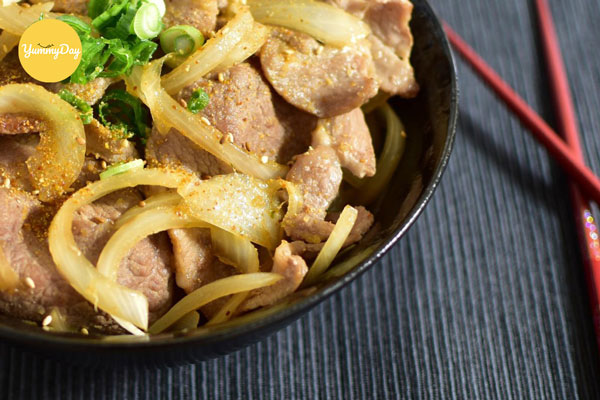 Thịt lợn xào hành tây ăn với cơm là siêu ngon
