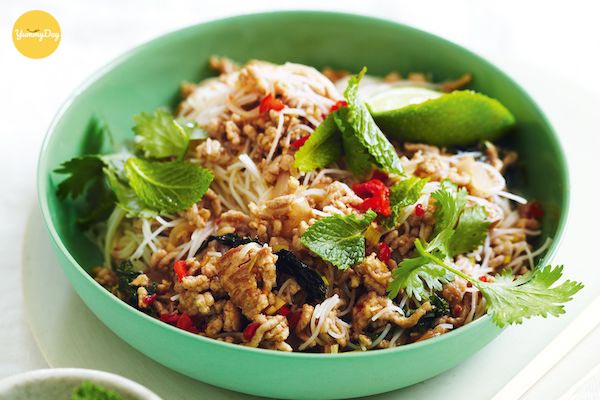 Thịt xào sả ớt kết hợp ăn cùng bún vô cùng thơm ngon