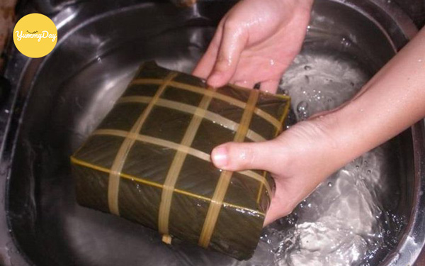 Rửa bánh chưng trong thời gian luộc
