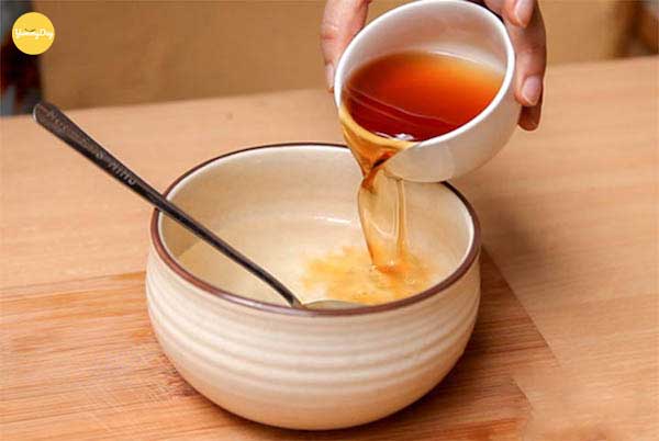 Dùng nước mắm để đánh tiết canh vịt