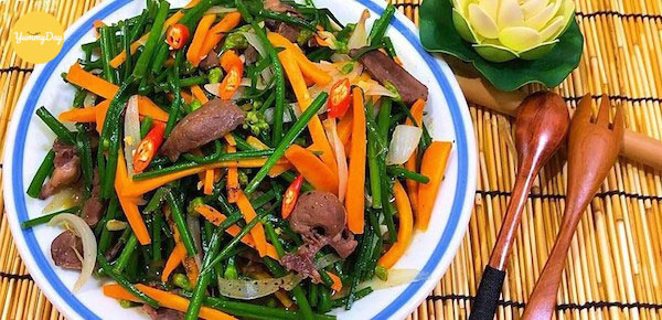 Thành phẩm món tim heo xào bông hẹ hấp dẫn