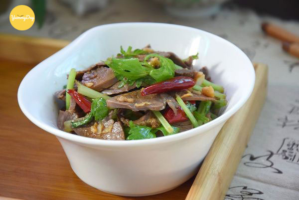 Món tim cật lợn xào cần tỏi cực kỳ đưa cơm