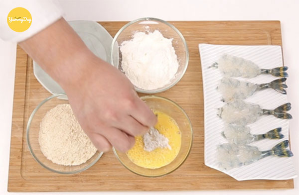 Áo tôm qua bột chiên rồi nhúng qua trứng, sau đó phủ thêm một lớp bột nữa
