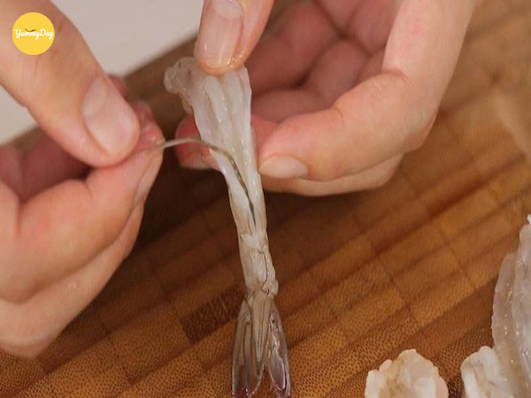 Lột vỏ, bỏ đầu và lấy chỉ ở lưng tôm
