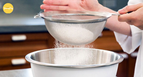 Rây bột qua khay để bột được mịn màng hơn