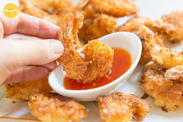 Món tôm chiên hoàng bào ăn kèm cùng với tương ớt