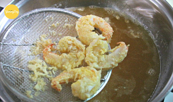 Chiên tôm vàng giòn