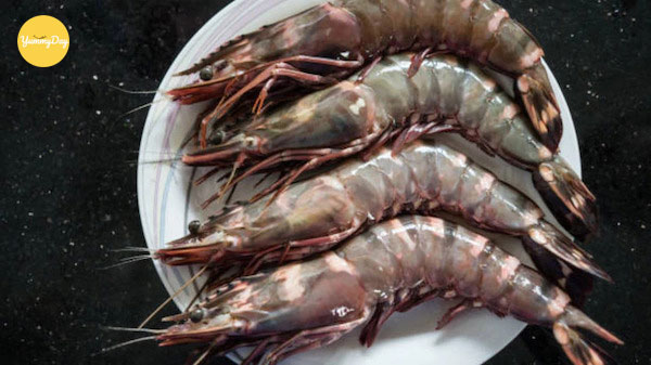 Lựa những con tôm thật tươi để món ăn thêm ngon