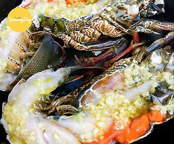 Phết đều bơ tỏi lên tôm hùm