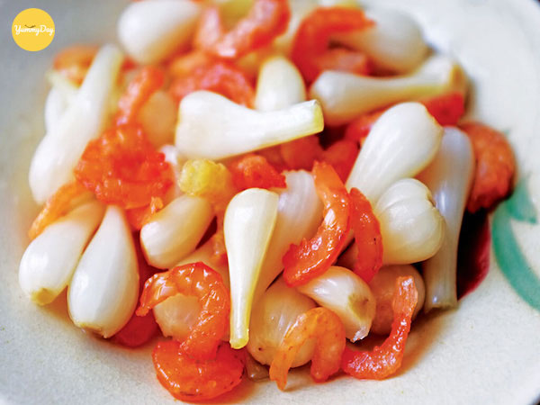 Thành phẩm tôm khô củ kiệu giòn ngon