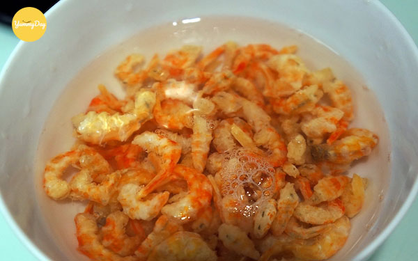 Ngâm tôm khô với nước ấm