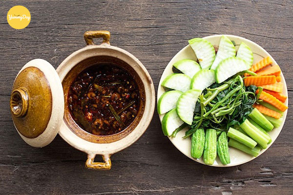 Tôm khô kho quẹt ăn với rau củ luộc là số dách