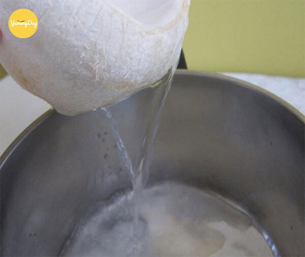 Dừa xiêm bổ lấy nước