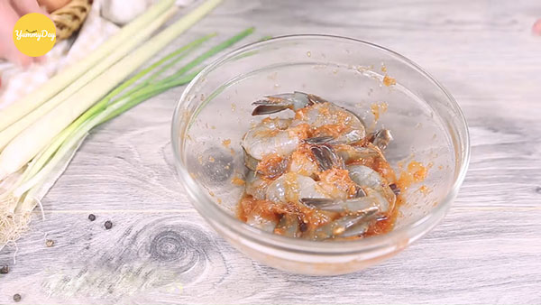 Ướp tôm với các loại gia vị