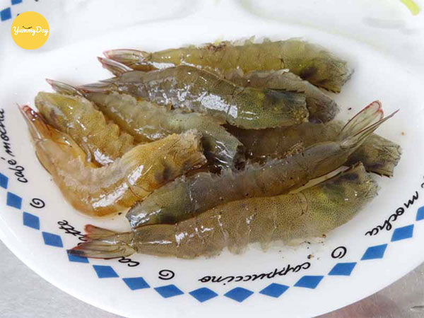 Cắt đầu, chân tôm và lấy chỉ đen trên lưng tôm