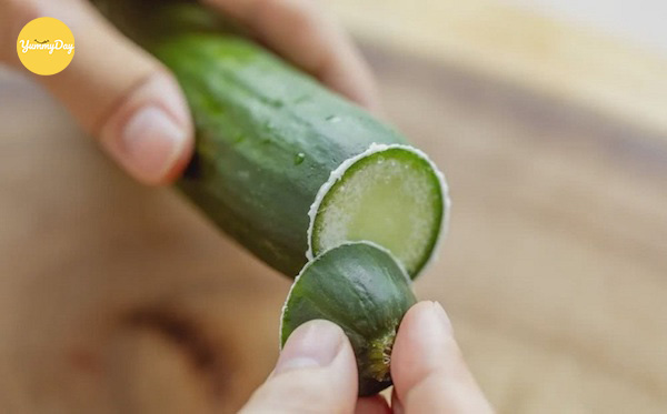 Dưa leo bạn đem rửa sạch, nhớ chà kỹ mủ 2 đầu