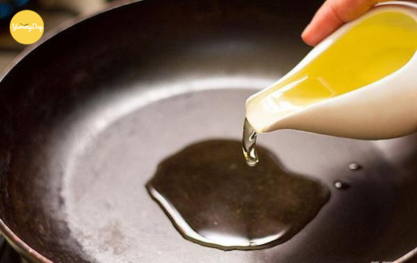 Bạn bắc chảo lên bếp, cho vào 1 muỗng canh dầu ăn