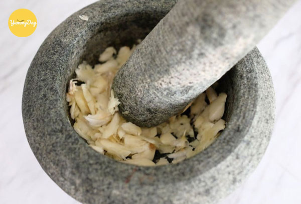 Tiến hành giã nhỏ tỏi