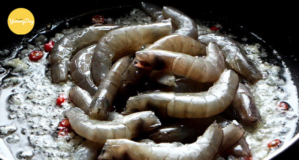 Chiên tôm với hành tỏi phi