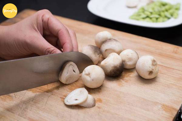 Thái lát nấm rơm