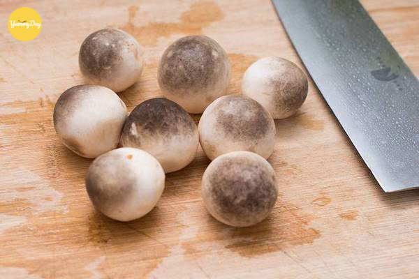 Rửa sạch nấm rơm