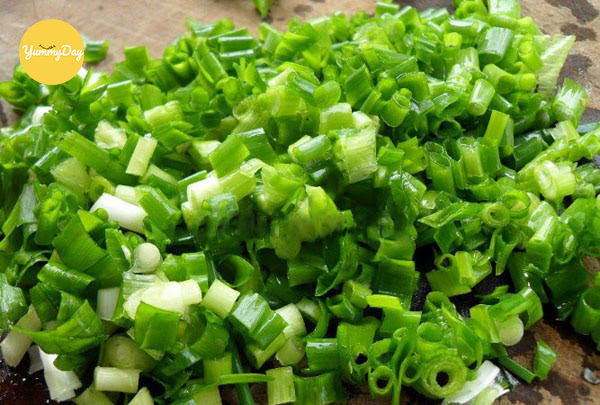 Hành lá thái mỏng để nêm và trang trí