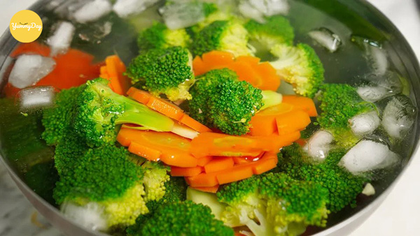 Ngâm rau củ vào nước đá lạnh