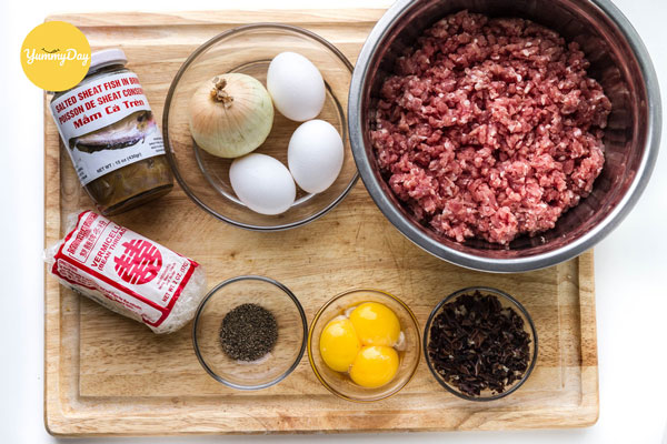 Các nguyên liệu làm món trứng chiên thịt bằm