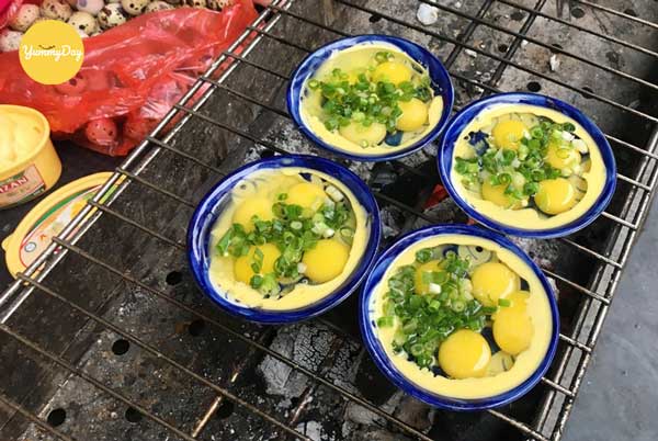 Cho trứng cút lên sau khi trét bơ nhạt vào chén