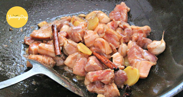 Cho thịt vào xào trước