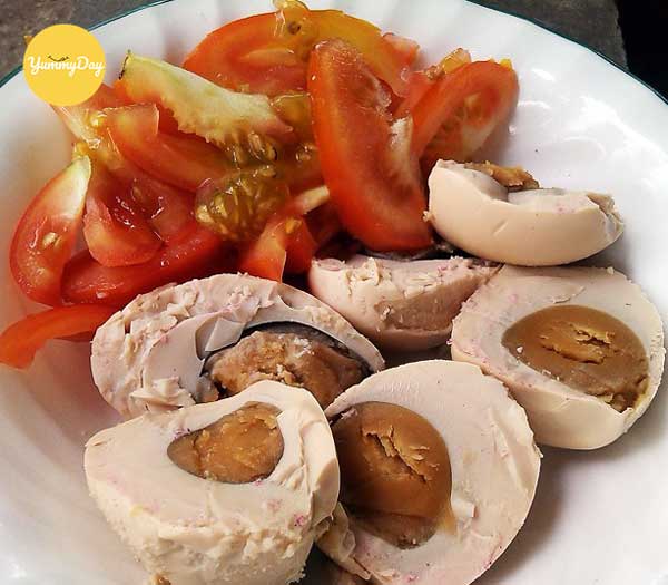 Nguyên liệu cho món trứng muối xào cà chua
